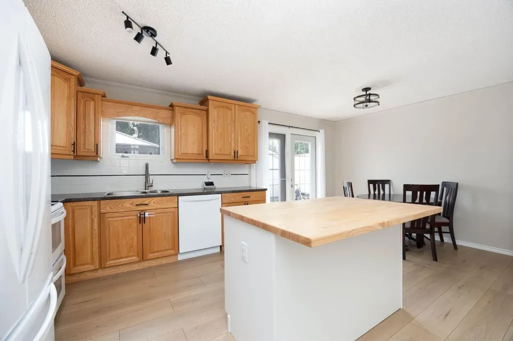 105 Oaks Crescent Fort Mcmurray AB T9K 1M4