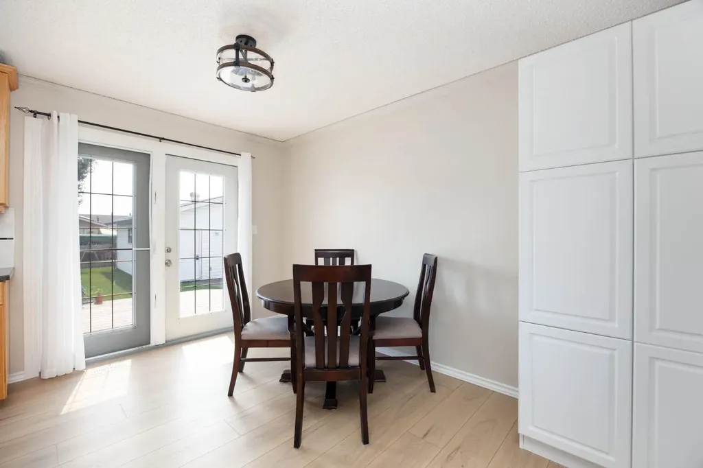 105 Oaks Crescent Fort Mcmurray AB T9K 1M4