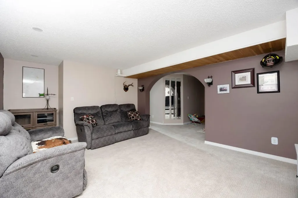 105 Oaks Crescent Fort Mcmurray AB T9K 1M4