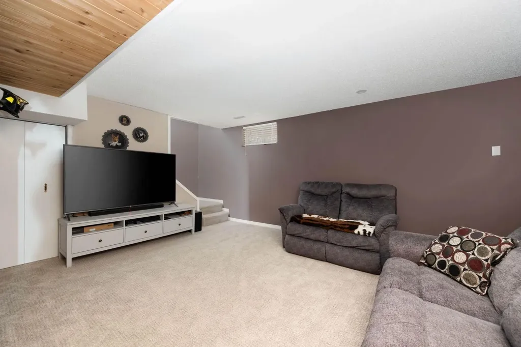 105 Oaks Crescent Fort Mcmurray AB T9K 1M4