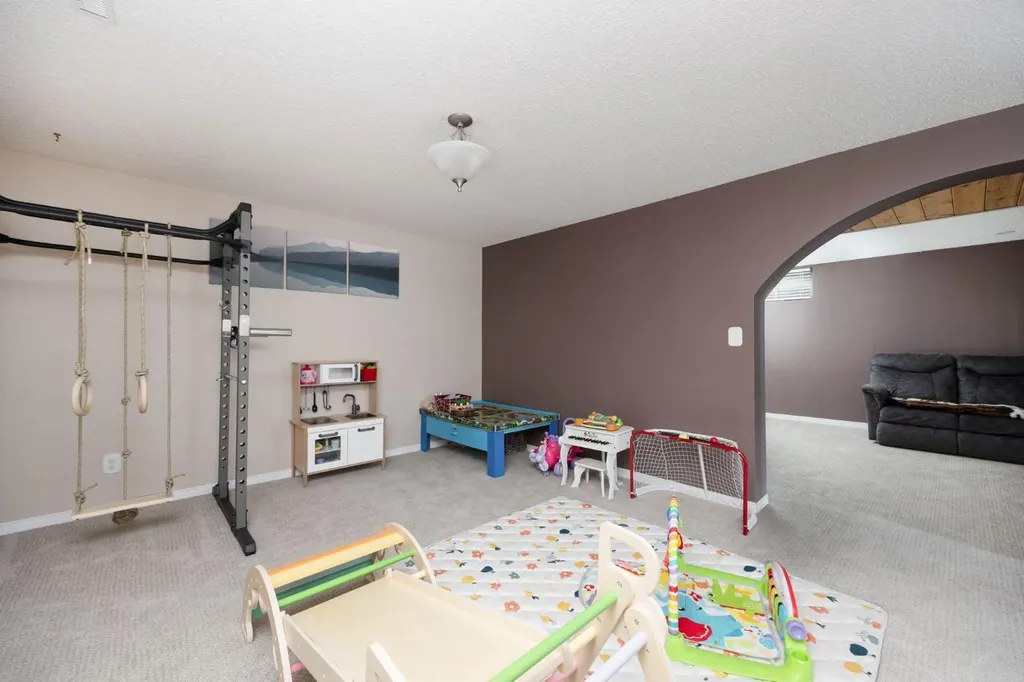 105 Oaks Crescent Fort Mcmurray AB T9K 1M4