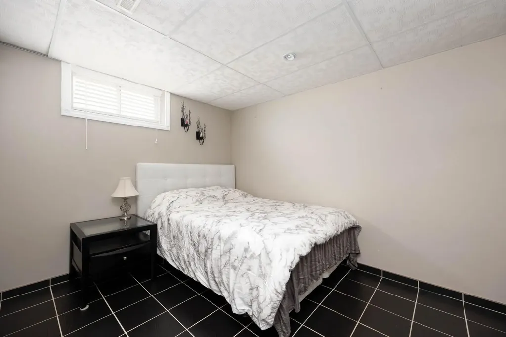 105 Oaks Crescent Fort Mcmurray AB T9K 1M4