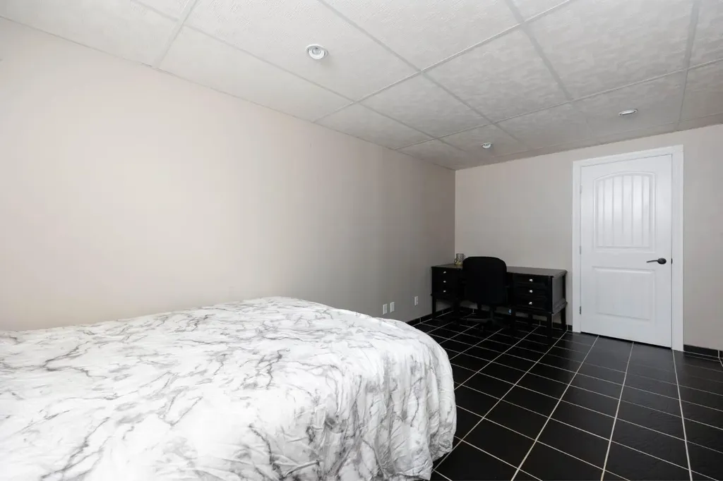105 Oaks Crescent Fort Mcmurray AB T9K 1M4