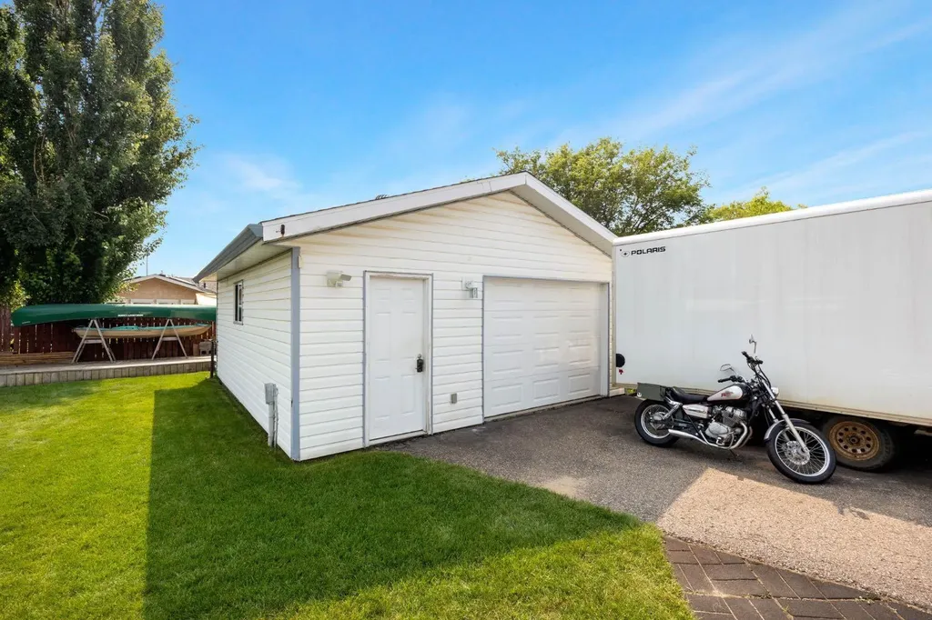 105 Oaks Crescent Fort Mcmurray AB T9K 1M4
