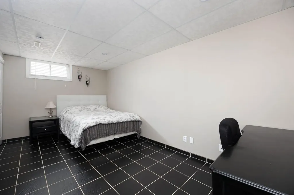 105 Oaks Crescent Fort Mcmurray AB T9K 1M4
