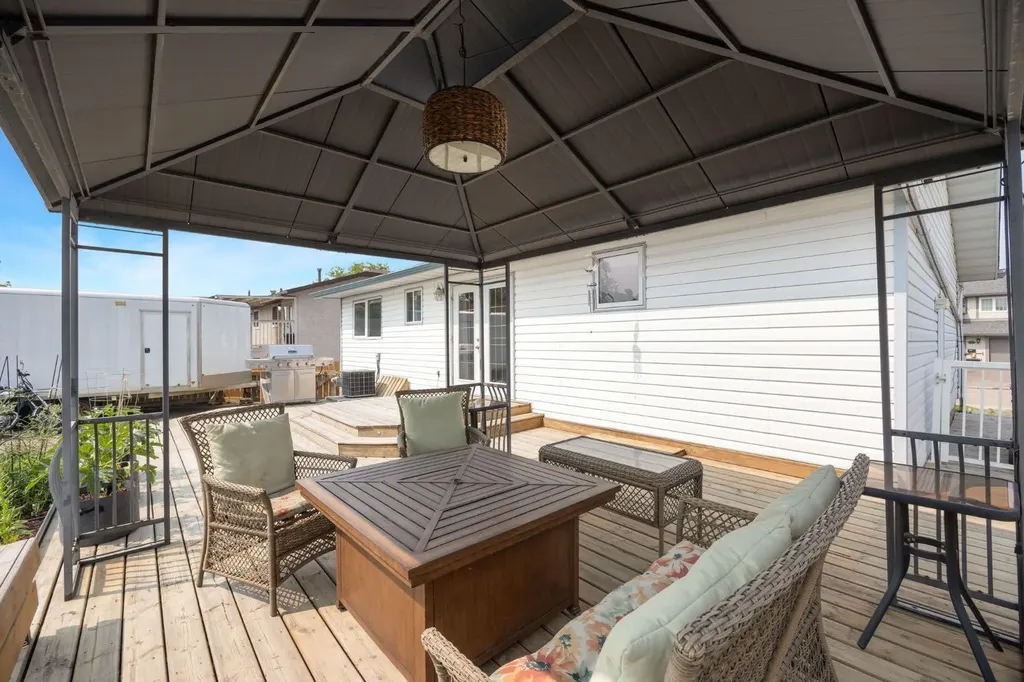 105 Oaks Crescent Fort Mcmurray AB T9K 1M4