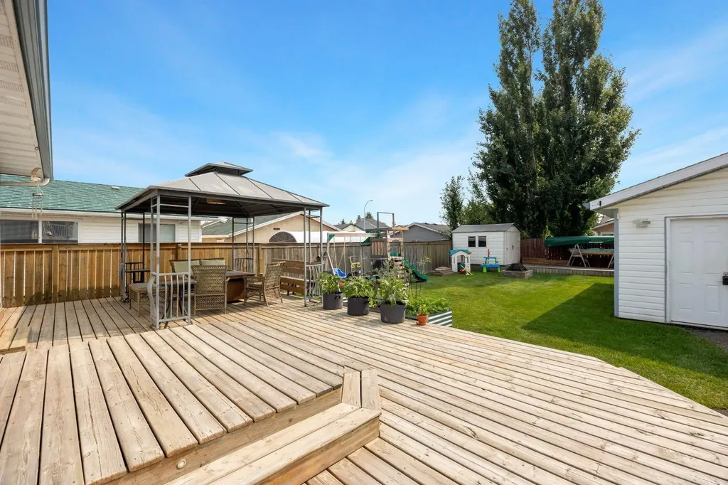 105 Oaks Crescent Fort Mcmurray AB T9K 1M4