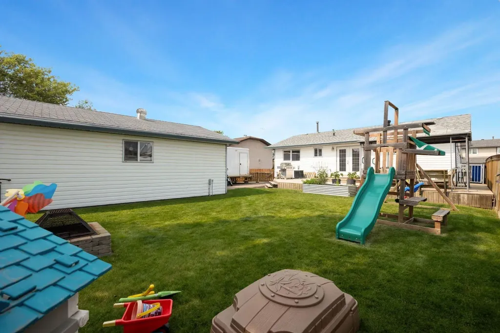 105 Oaks Crescent Fort Mcmurray AB T9K 1M4