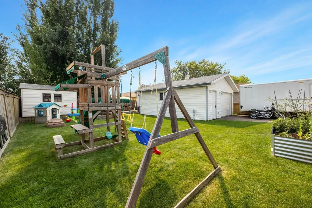 105 Oaks Crescent Fort Mcmurray AB T9K 1M4