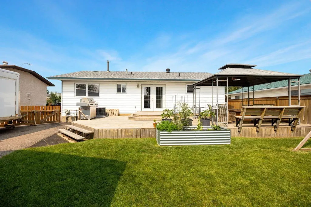 105 Oaks Crescent Fort Mcmurray AB T9K 1M4