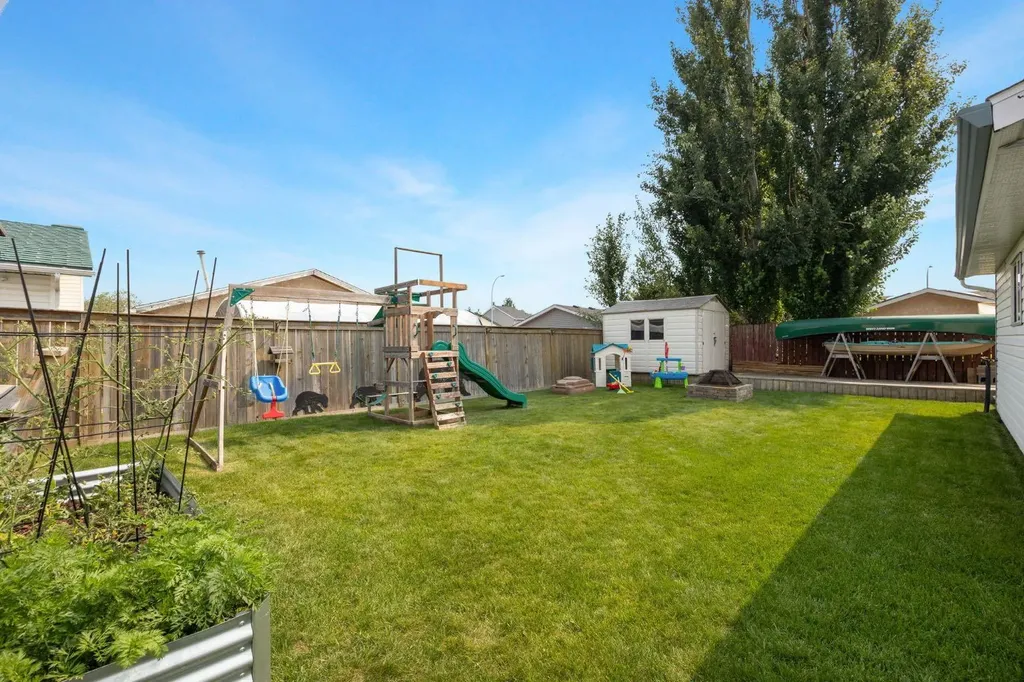 105 Oaks Crescent Fort Mcmurray AB T9K 1M4