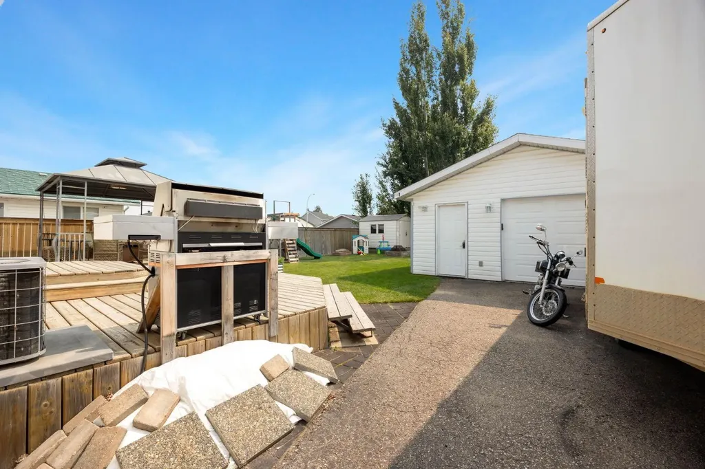 105 Oaks Crescent Fort Mcmurray AB T9K 1M4