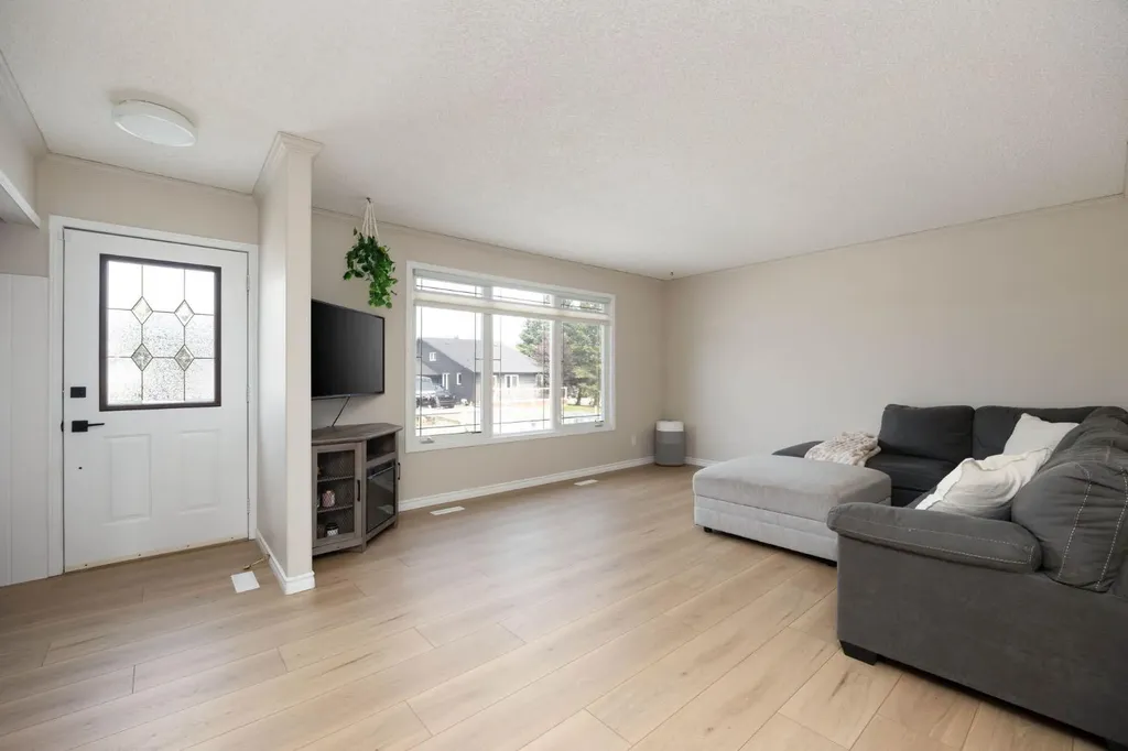 105 Oaks Crescent Fort Mcmurray AB T9K 1M4