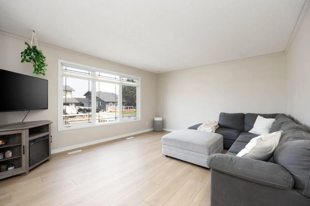 105 Oaks Crescent Fort Mcmurray AB T9K 1M4