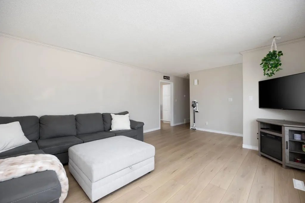 105 Oaks Crescent Fort Mcmurray AB T9K 1M4