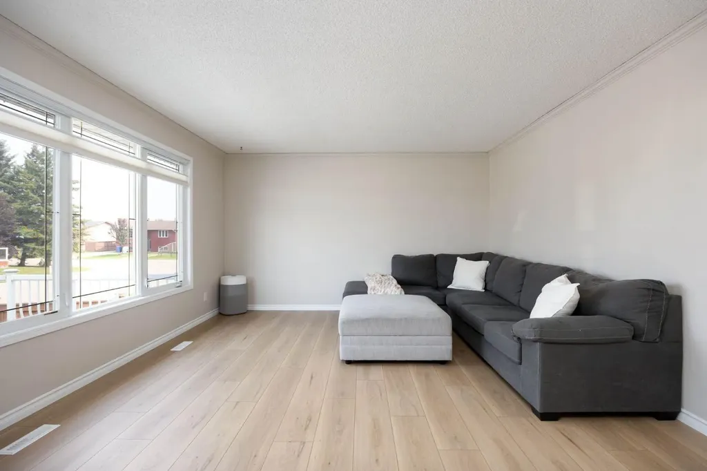 105 Oaks Crescent Fort Mcmurray AB T9K 1M4