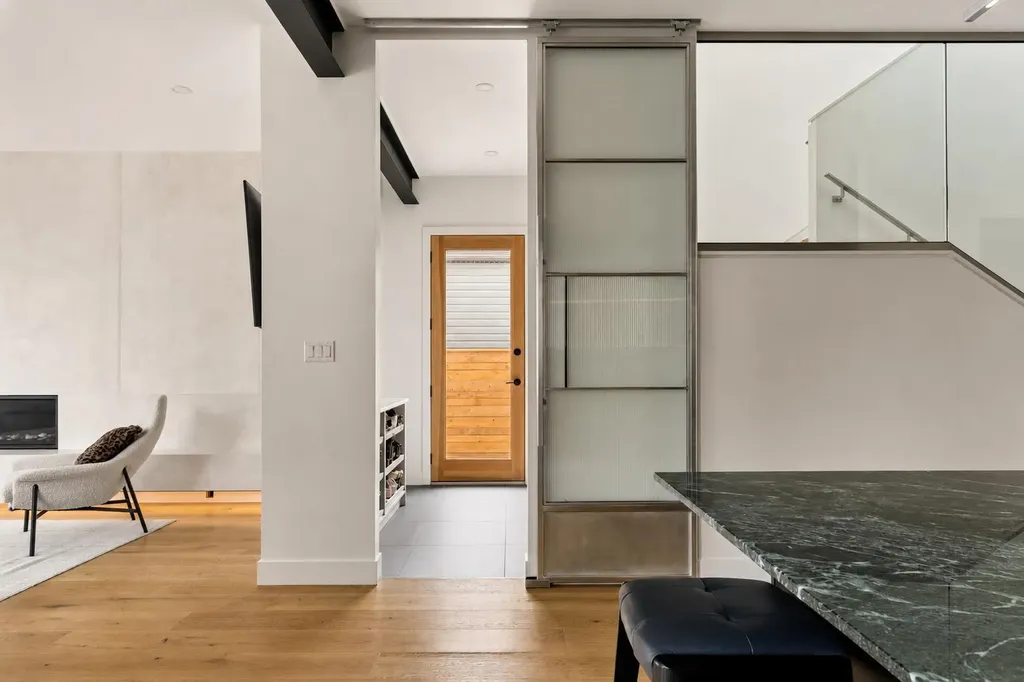 517 28 Avenue NW Calgary AB T2M 2K9