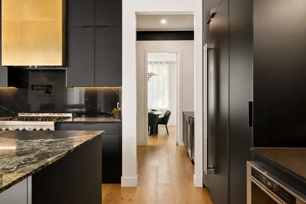 517 28 Avenue NW Calgary AB T2M 2K9