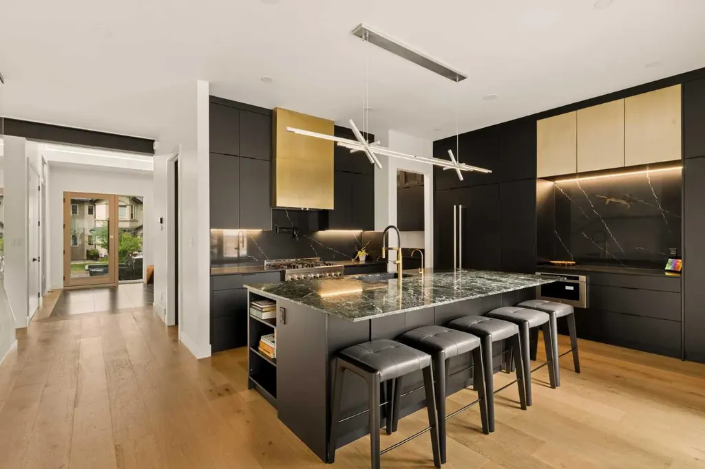 517 28 Avenue NW Calgary AB T2M 2K9