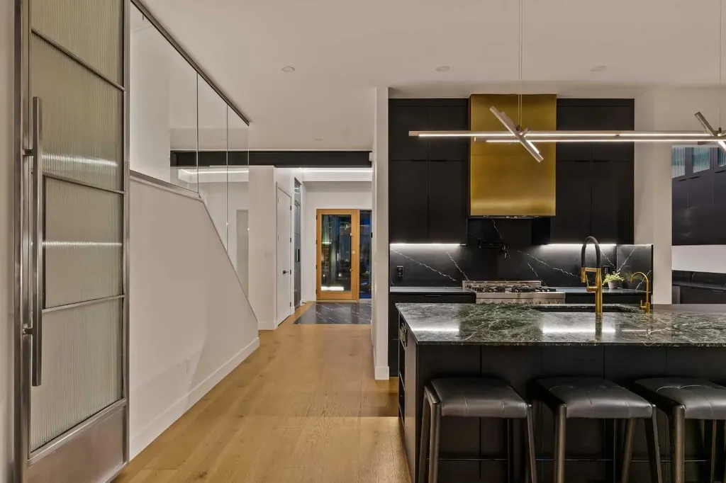 517 28 Avenue NW Calgary AB T2M 2K9