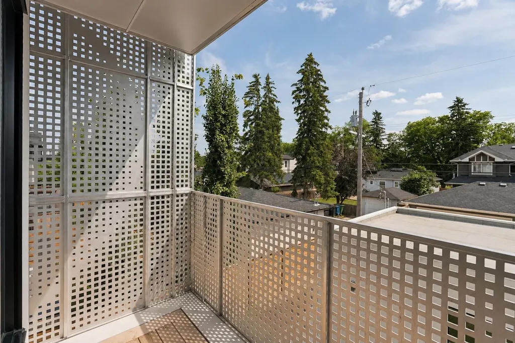 517 28 Avenue NW Calgary AB T2M 2K9