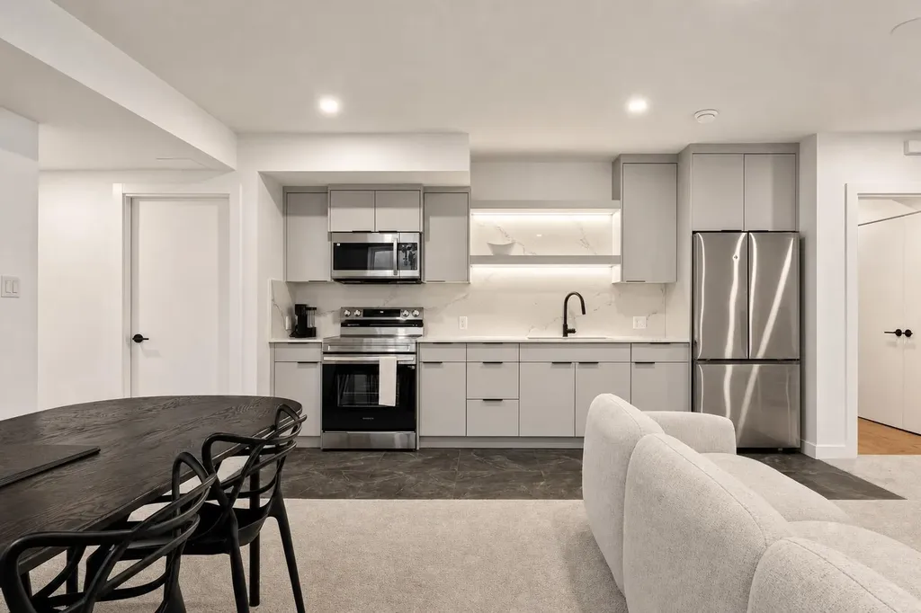 517 28 Avenue NW Calgary AB T2M 2K9