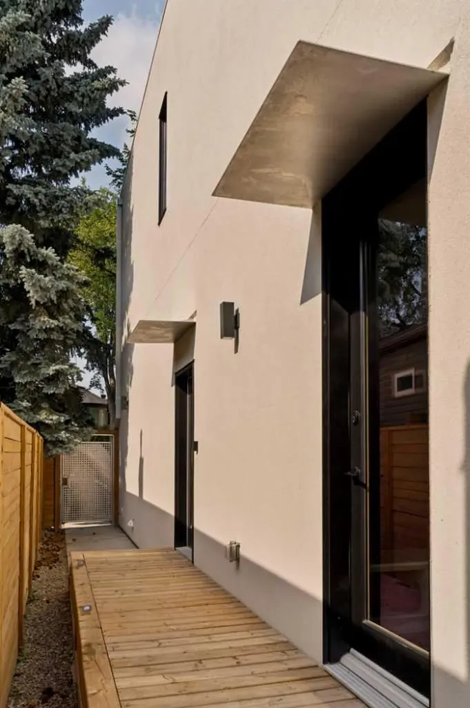 517 28 Avenue NW Calgary AB T2M 2K9