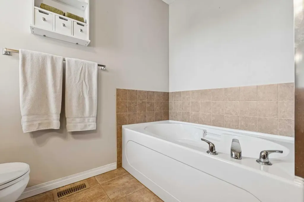 1857 New Brighton Drive SE Calgary AB T2Z4X1