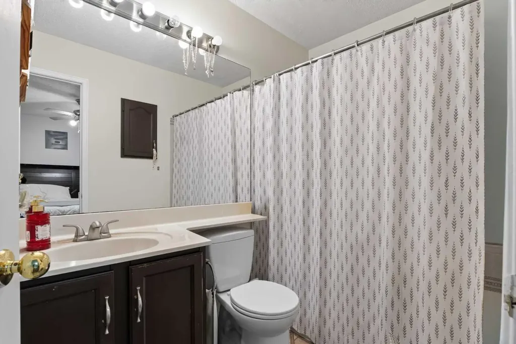 403 Shawinigan Drive SW Calgary AB T2Y 3A2
