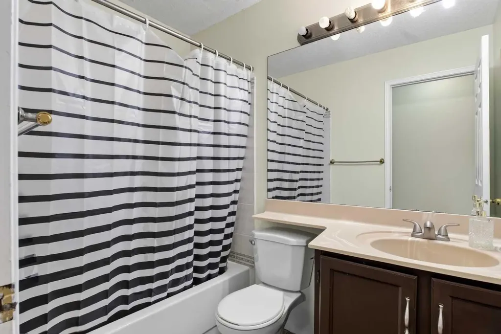 403 Shawinigan Drive SW Calgary AB T2Y 3A2