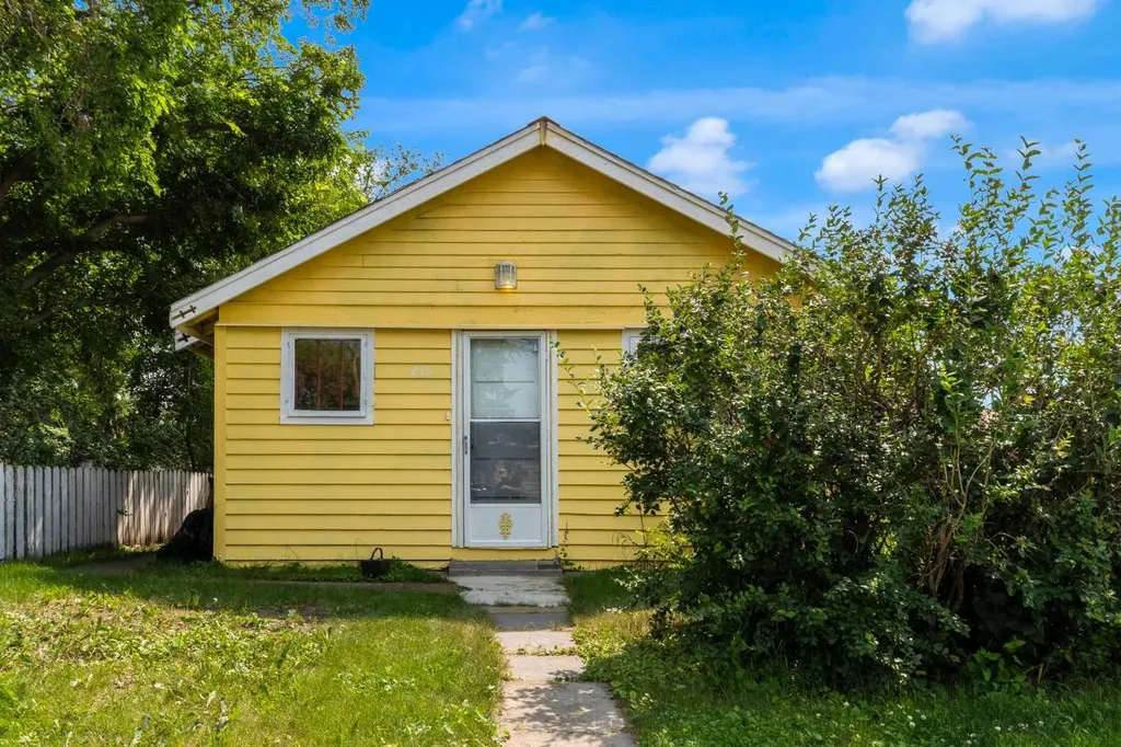 215 4 Street Irricana AB T0M1B0