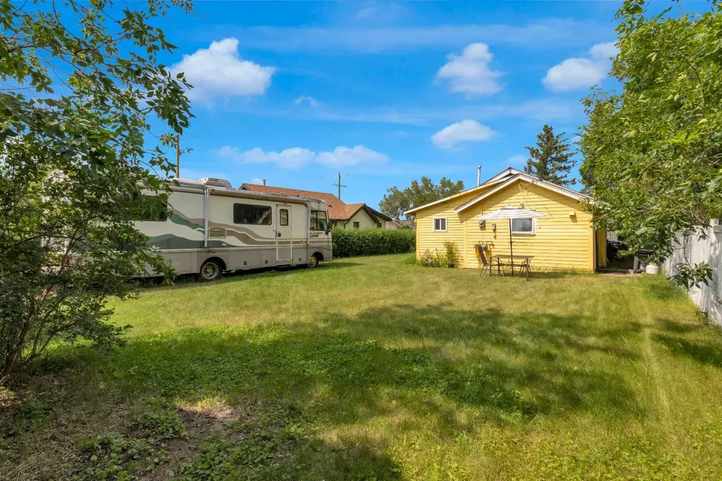 215 4 Street Irricana AB T0M1B0