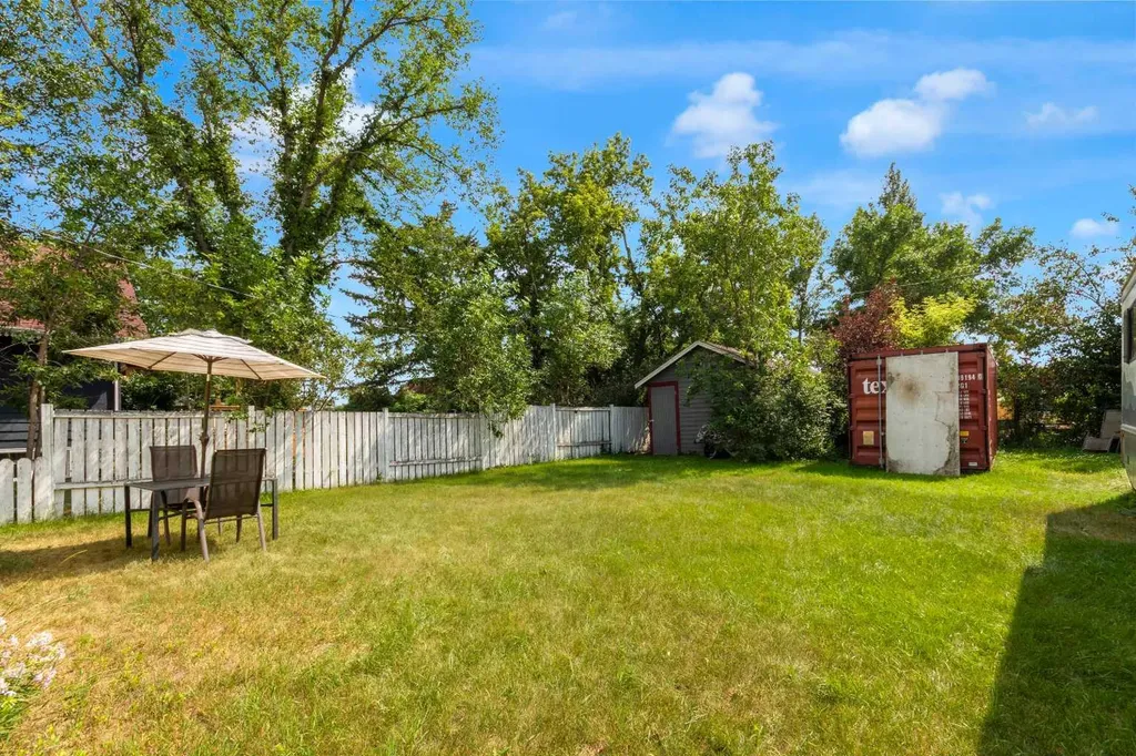 215 4 Street Irricana AB T0M1B0