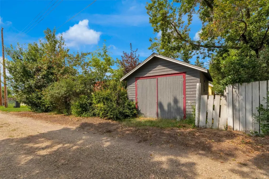 215 4 Street Irricana AB T0M1B0
