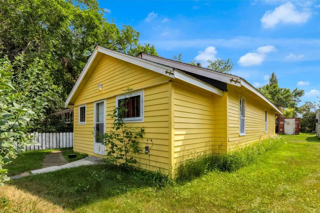 215 4 Street Irricana AB T0M1B0