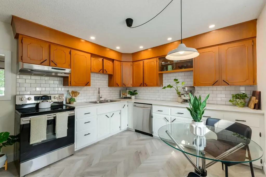 131 Thorncrest Road NW Calgary AB T2K 3B5