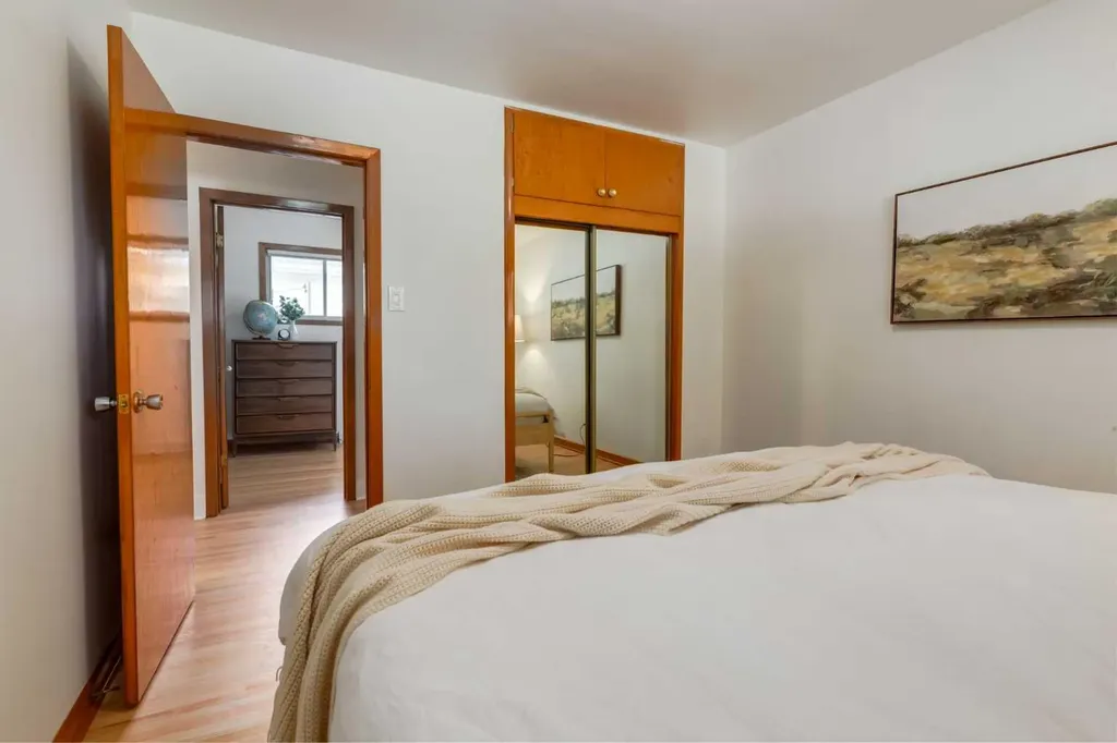 131 Thorncrest Road NW Calgary AB T2K 3B5