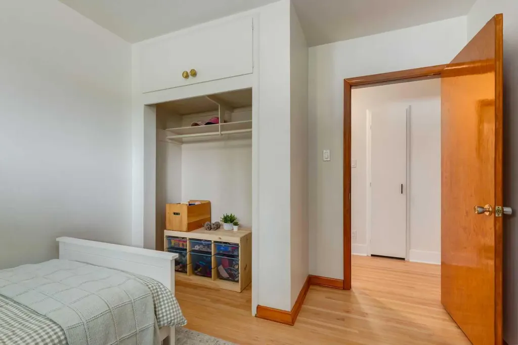 131 Thorncrest Road NW Calgary AB T2K 3B5