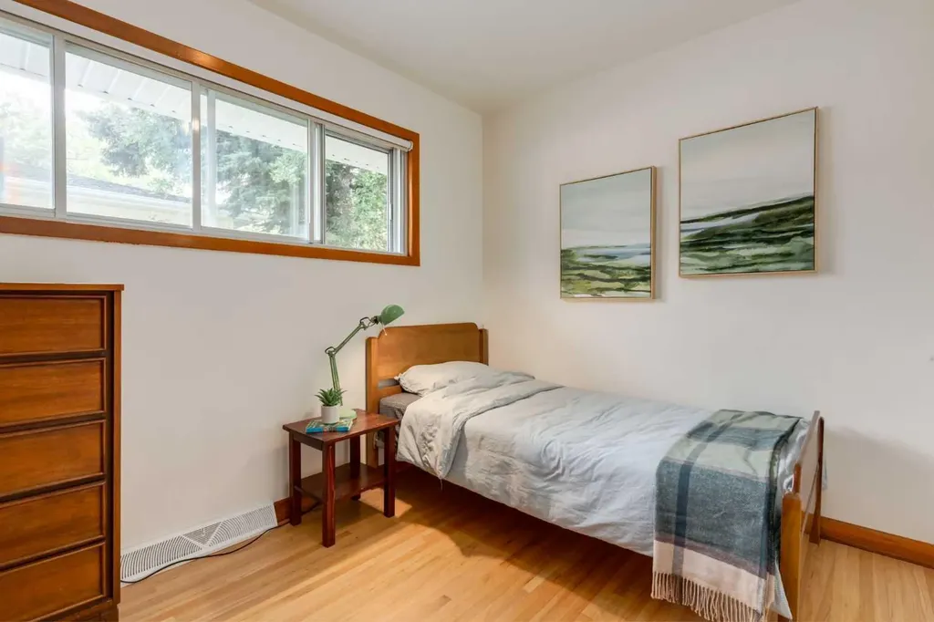 131 Thorncrest Road NW Calgary AB T2K 3B5