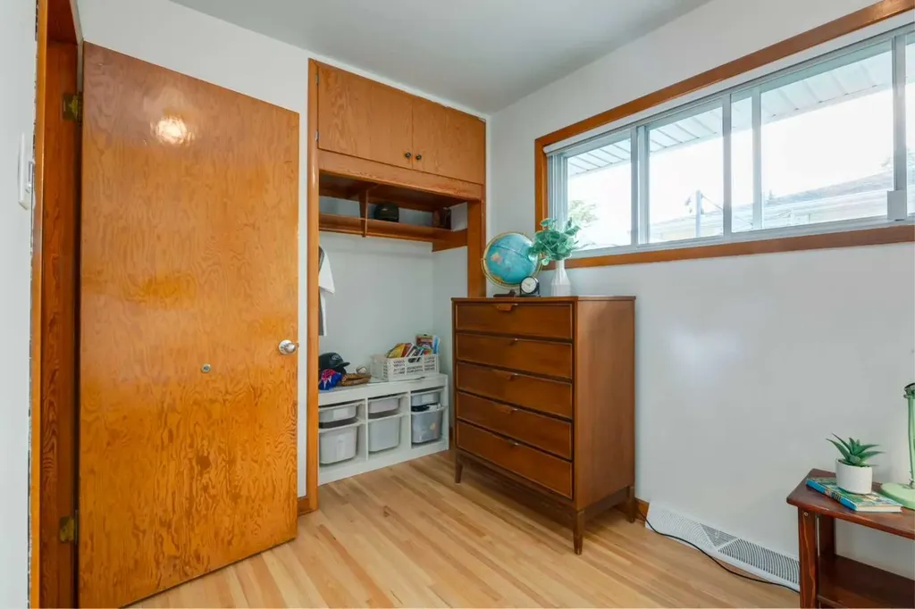 131 Thorncrest Road NW Calgary AB T2K 3B5