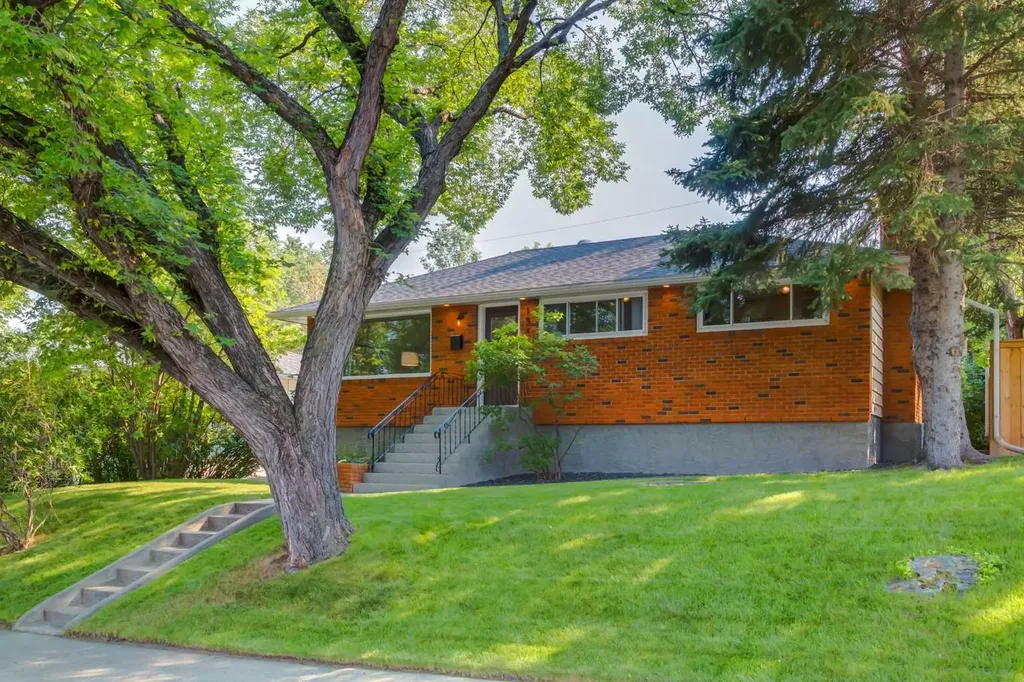 131 Thorncrest Road NW Calgary AB T2K 3B5