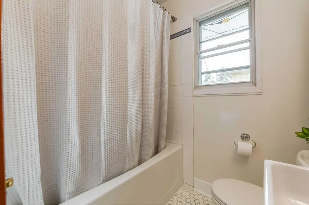 131 Thorncrest Road NW Calgary AB T2K 3B5