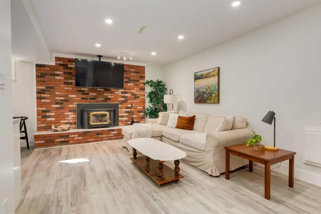 131 Thorncrest Road NW Calgary AB T2K 3B5