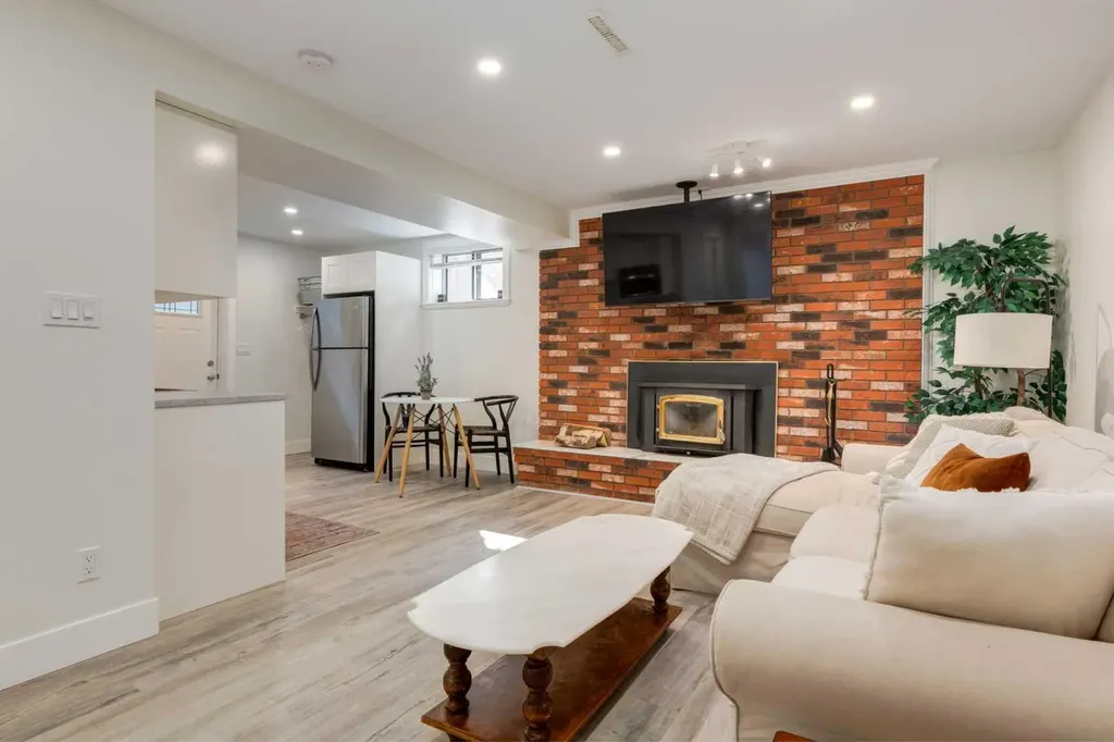 131 Thorncrest Road NW Calgary AB T2K 3B5