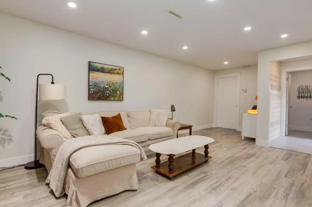 131 Thorncrest Road NW Calgary AB T2K 3B5