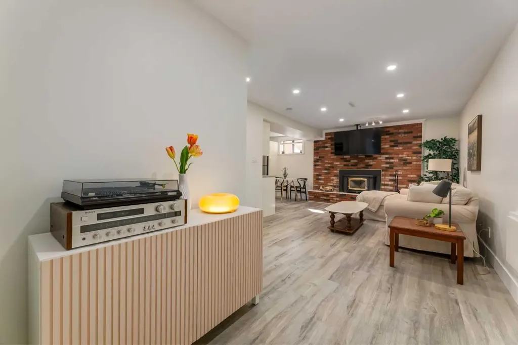 131 Thorncrest Road NW Calgary AB T2K 3B5