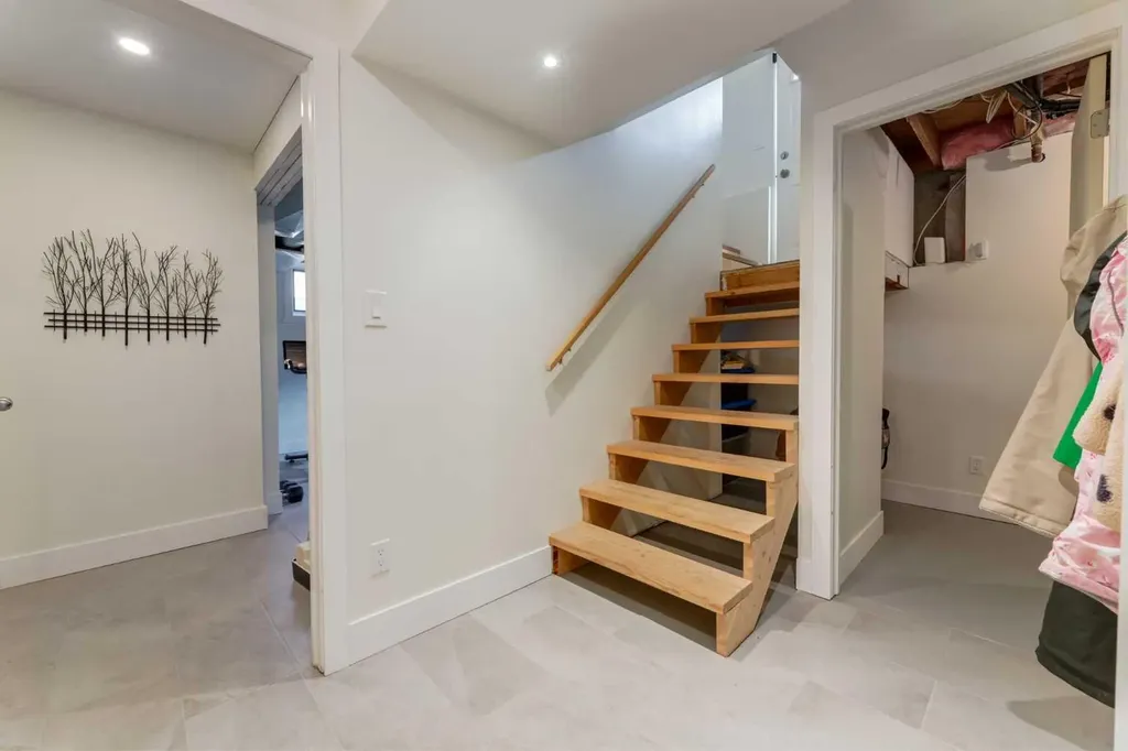 131 Thorncrest Road NW Calgary AB T2K 3B5