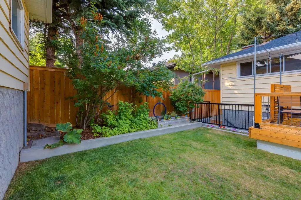131 Thorncrest Road NW Calgary AB T2K 3B5