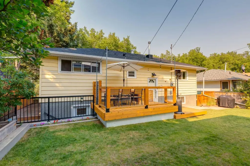 131 Thorncrest Road NW Calgary AB T2K 3B5