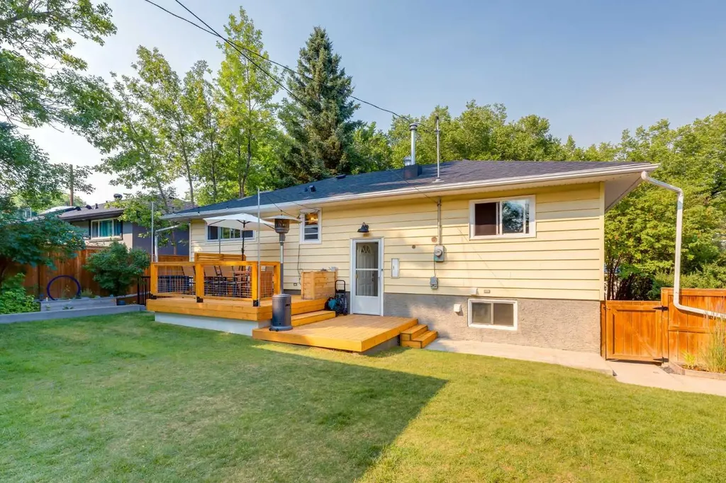 131 Thorncrest Road NW Calgary AB T2K 3B5